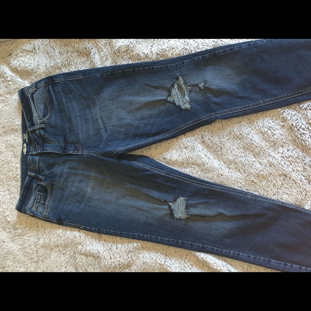 Old Navy Jeans w Distressed Knees